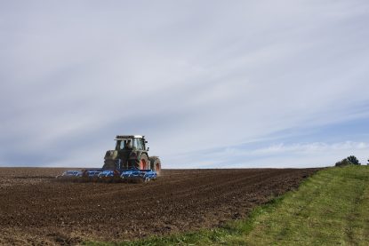 Maquina agrícola durante colheita