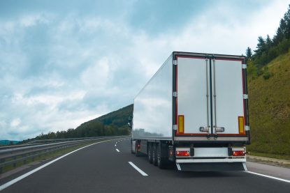 Caminhão trafega por uma rodovia